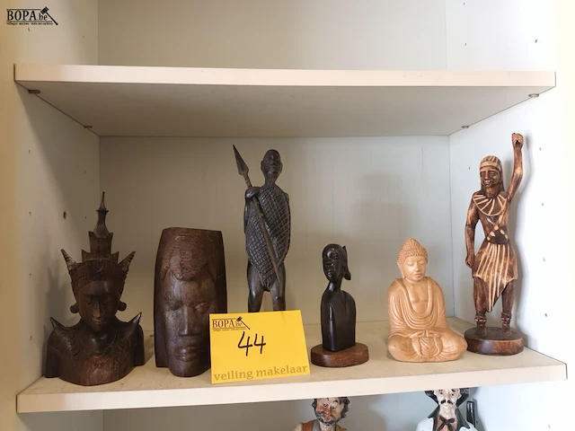 Lot 44 - houten beeldjes. 6 stuks - afbeelding 1 van  5