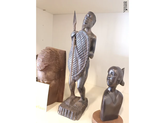 Lot 44 - houten beeldjes. 6 stuks - afbeelding 5 van  5
