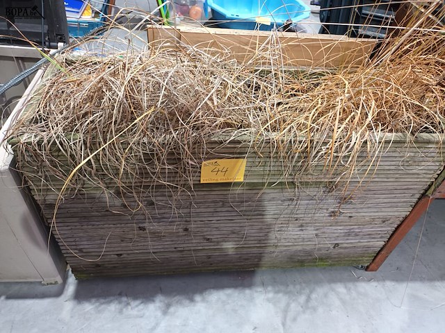 Lot 44 - houten hoge plantenbak - afbeelding 1 van  4