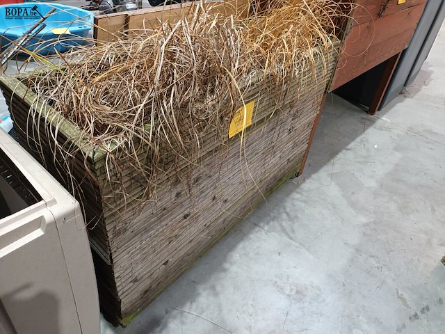 Lot 44 - houten hoge plantenbak - afbeelding 2 van  4