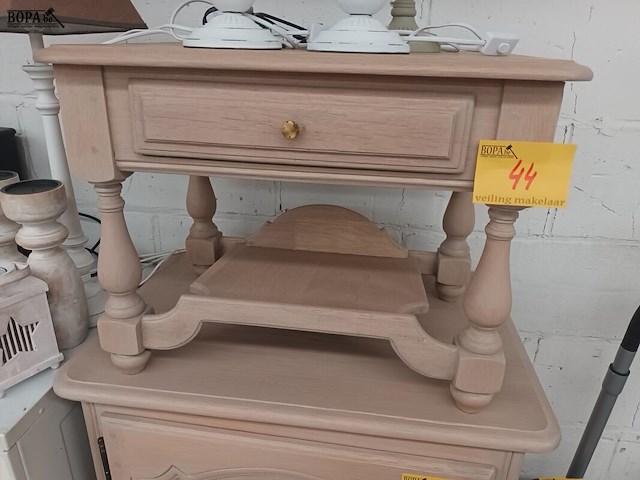 Lot 44 - houten nachttafeltje - afbeelding 1 van  4