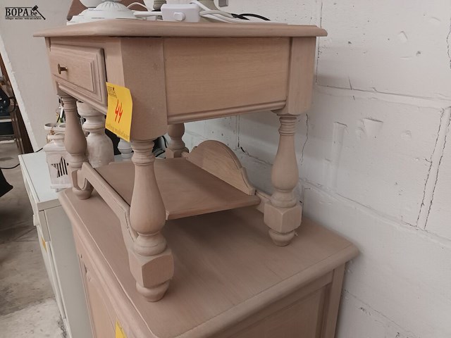 Lot 44 - houten nachttafeltje - afbeelding 2 van  4