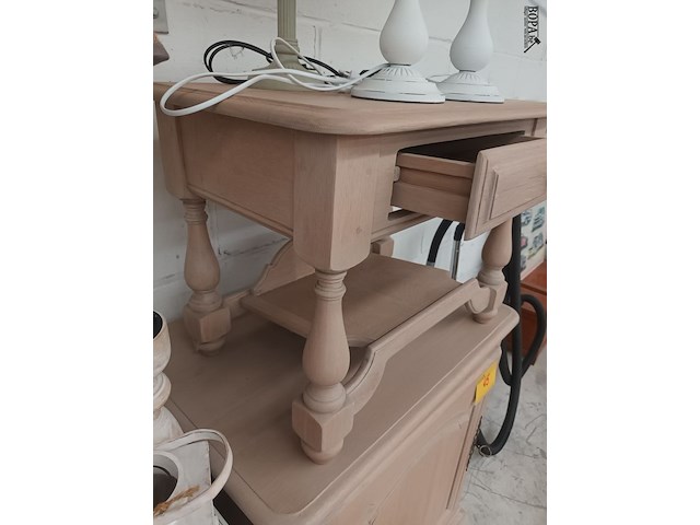 Lot 44 - houten nachttafeltje - afbeelding 3 van  4