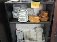 Lot 44 - kastje met koffieservies - afbeelding 1 van  5