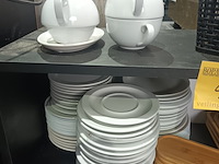 Lot 44 - kastje met koffieservies - afbeelding 2 van  5