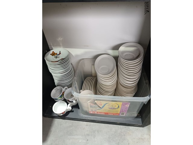 Lot 44 - kastje met koffieservies - afbeelding 4 van  5