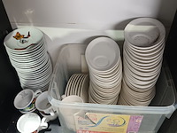 Lot 44 - kastje met koffieservies - afbeelding 4 van  5