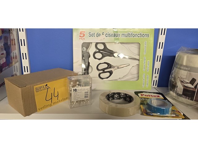 Lot 44 - knutsel toebehoren , scharen, plakband... - afbeelding 1 van  4