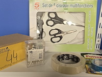 Lot 44 - knutsel toebehoren , scharen, plakband... - afbeelding 1 van  4