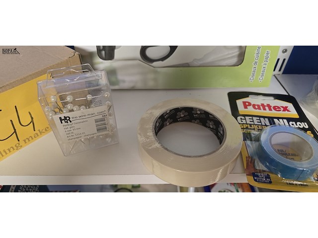 Lot 44 - knutsel toebehoren , scharen, plakband... - afbeelding 3 van  4