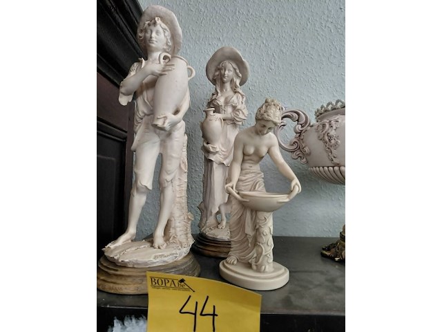 Lot 44 - lot harsbeelden: herdersjongen, herderin en naakte vrouw met - afbeelding 1 van  3