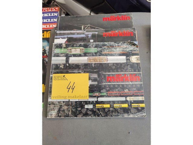 Lot 44 - modeltreincatalogussen - 3stuks - afbeelding 1 van  3