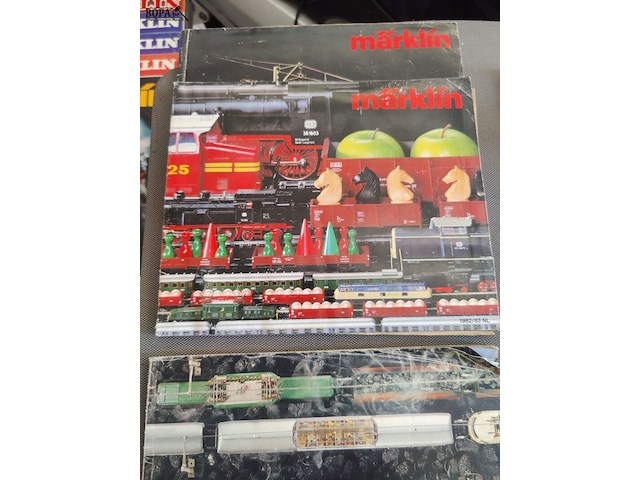Lot 44 - modeltreincatalogussen - 3stuks - afbeelding 2 van  3