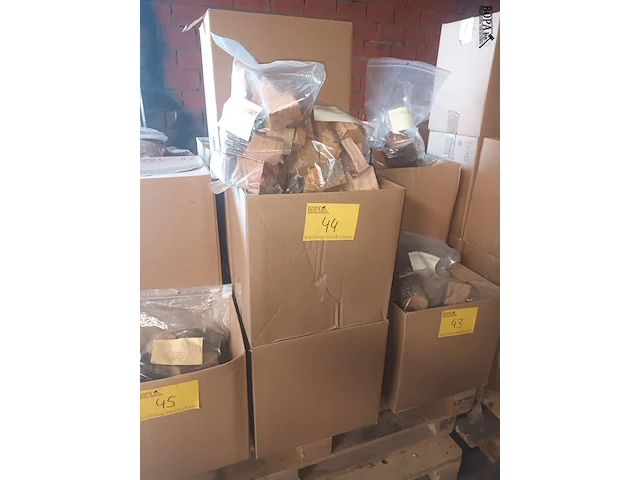 Lot 44 - rookhout chunks els 1 kg. 17 stuks - afbeelding 1 van  2