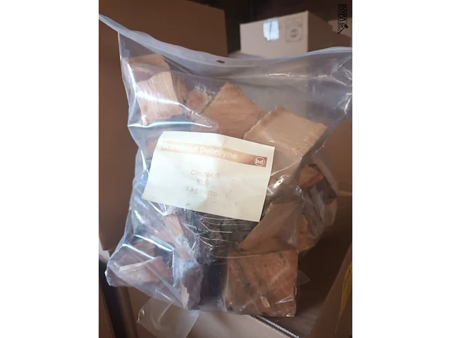 Lot 44 - rookhout chunks els 1 kg. 17 stuks - afbeelding 2 van  2
