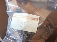 Lot 44 - rookhout chunks els 1 kg. 17 stuks - afbeelding 2 van  2