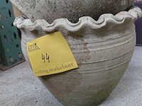 Lot 44 - trio stenen bloempotten - afbeelding 2 van  6