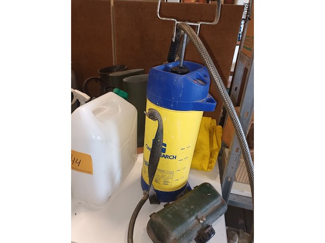 Lot 44 - tuingereedschap en bidons. 15 stuks - afbeelding 4 van  6