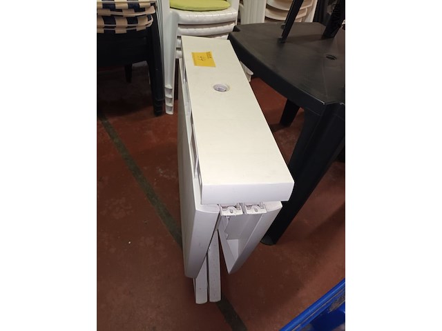 Lot 44 - uitklapbare pvc tuintafel - afbeelding 2 van  3