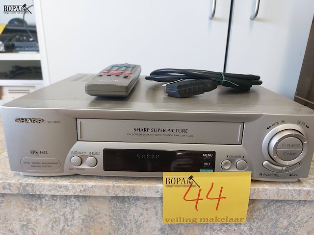 Lot 44 - videorecorder sharp vc-m30 - afbeelding 1 van  4