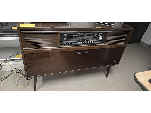 Lot 44 - vintage stereo meubel met radio en platenspeler - afbeelding 1 van  6