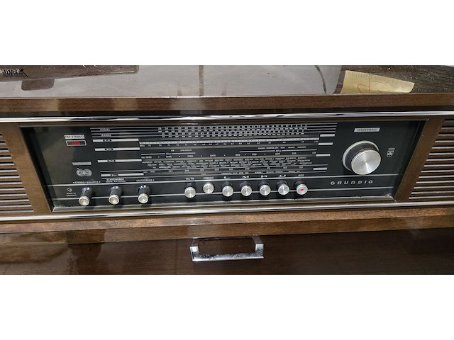 Lot 44 - vintage stereo meubel met radio en platenspeler - afbeelding 3 van  6