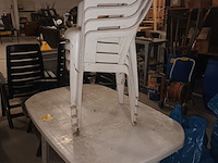 Lot 440 - tuintafel en 4 stoelen in pvc - afbeelding 1 van  3
