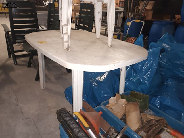 Lot 440 - tuintafel en 4 stoelen in pvc - afbeelding 2 van  3