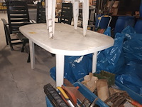 Lot 440 - tuintafel en 4 stoelen in pvc - afbeelding 2 van  3
