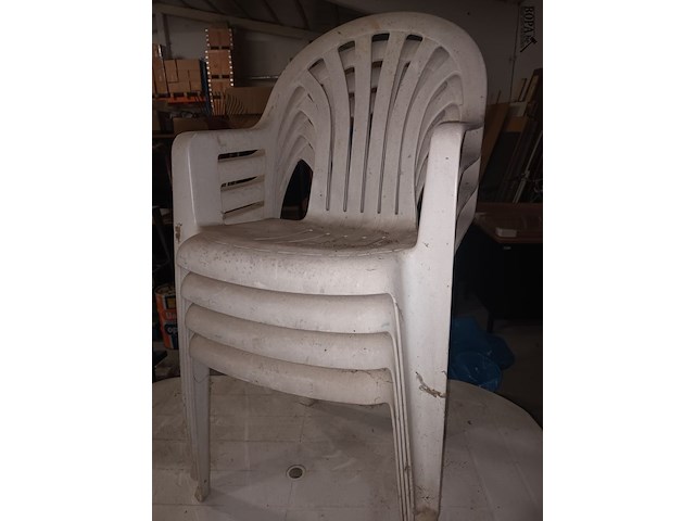 Lot 440 - tuintafel en 4 stoelen in pvc - afbeelding 3 van  3