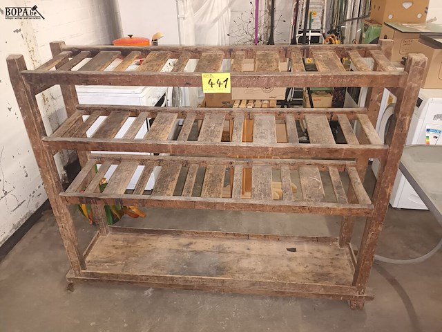 Lot 441 - antiek houten rek op wielen - afbeelding 1 van  6