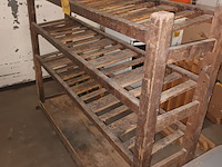 Lot 441 - antiek houten rek op wielen - afbeelding 2 van  6