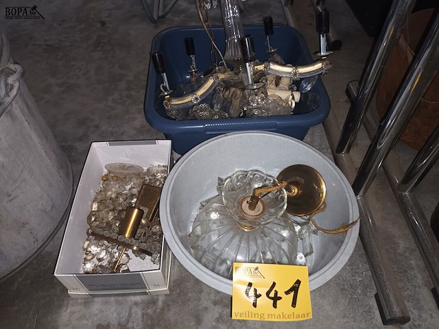 Lot 441 - onderdelen van kristallen lusters - afbeelding 1 van  4