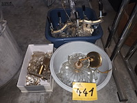 Lot 441 - onderdelen van kristallen lusters - afbeelding 1 van  4