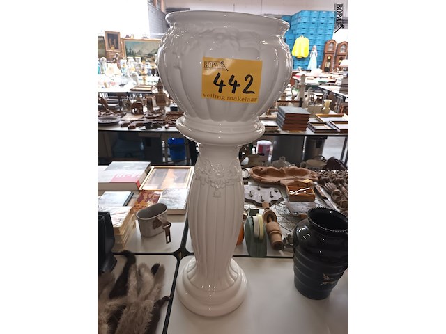 Lot 442 - bloempot op sokkel - afbeelding 1 van  3