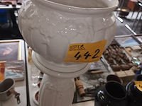 Lot 442 - bloempot op sokkel - afbeelding 2 van  3