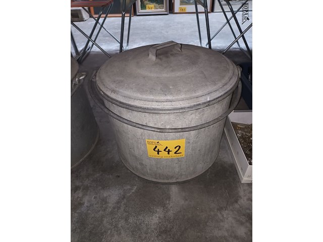 Lot 442 - zinken kuip met deksel - afbeelding 1 van  2