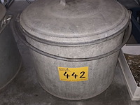 Lot 442 - zinken kuip met deksel - afbeelding 1 van  2