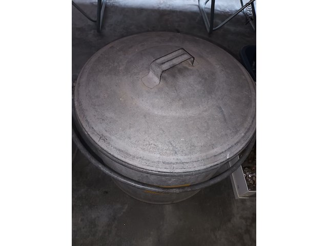 Lot 442 - zinken kuip met deksel - afbeelding 2 van  2