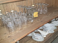 Lot 443 - glazen, sauskommetjes en bloempotten - afbeelding 1 van  3