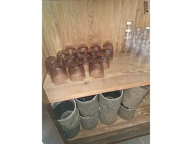 Lot 443 - glazen, sauskommetjes en bloempotten - afbeelding 2 van  3