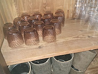 Lot 443 - glazen, sauskommetjes en bloempotten - afbeelding 2 van  3