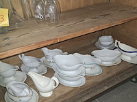 Lot 443 - glazen, sauskommetjes en bloempotten - afbeelding 3 van  3