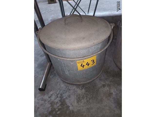 Lot 443 - zinken kuip met deksel - afbeelding 1 van  2
