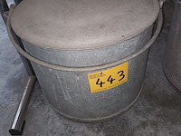 Lot 443 - zinken kuip met deksel - afbeelding 1 van  2