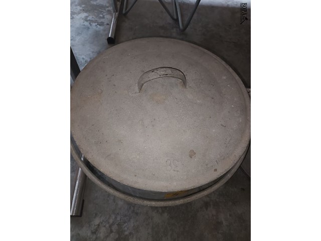 Lot 443 - zinken kuip met deksel - afbeelding 2 van  2