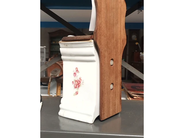 Lot 444 - antieke pot voor zout bavaria - afbeelding 4 van  5