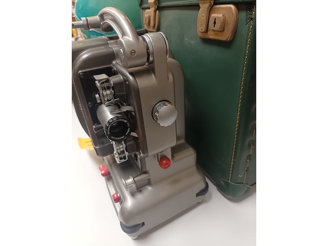 Lot 444 - filmprojector bolex - afbeelding 4 van  4