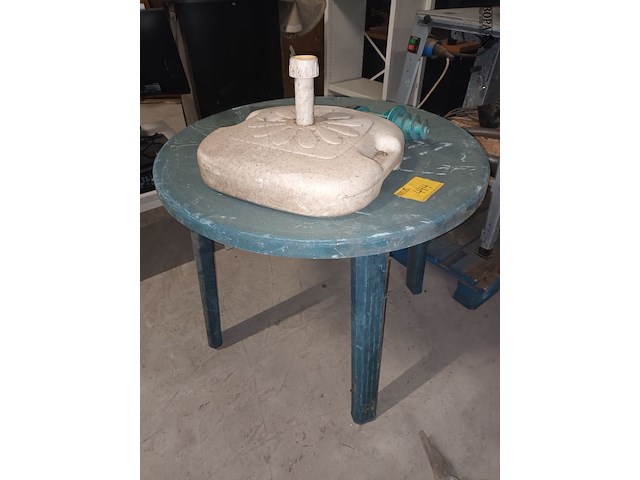 Lot 444 - tafel, parasol voet en grondanker. 3 stuks - afbeelding 1 van  3