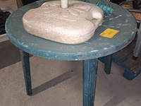 Lot 444 - tafel, parasol voet en grondanker. 3 stuks - afbeelding 1 van  3